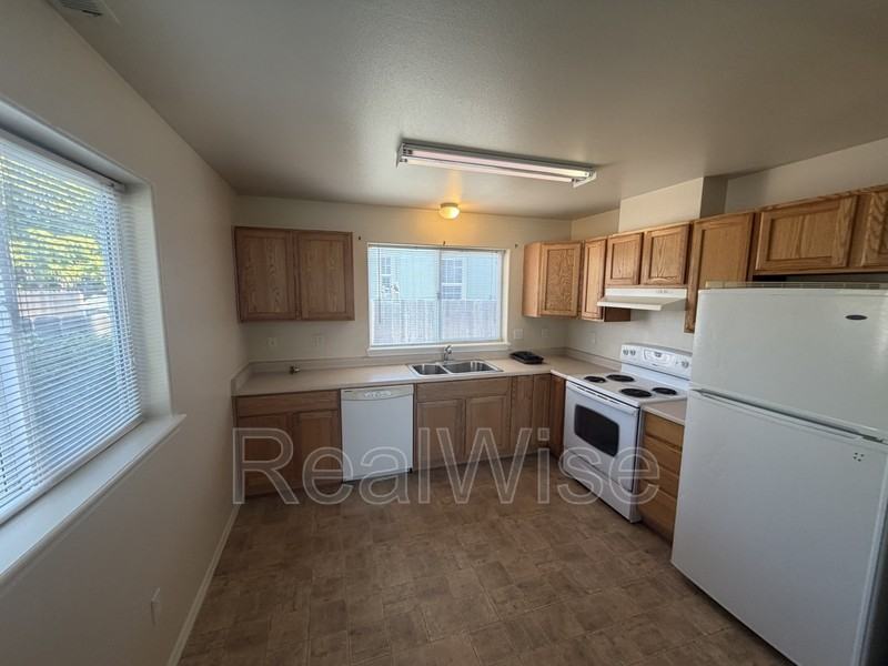 327 Pardee Ln - Photo 3 of 15