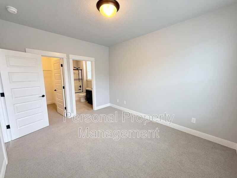 5604 Ne 133rd St - Photo 5 of 35