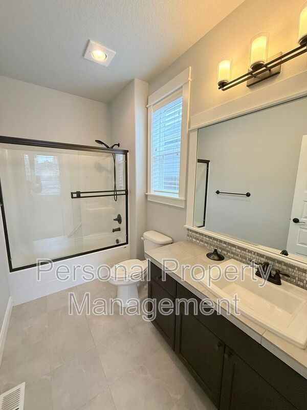 5604 Ne 133rd St - Photo 6 of 35