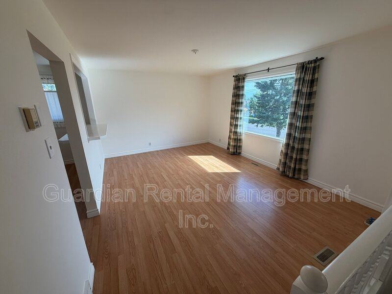390 Elliott St - Photo 4 of 20