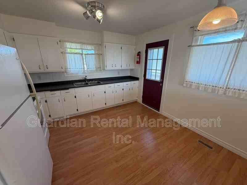 390 Elliott St - Photo 6 of 20