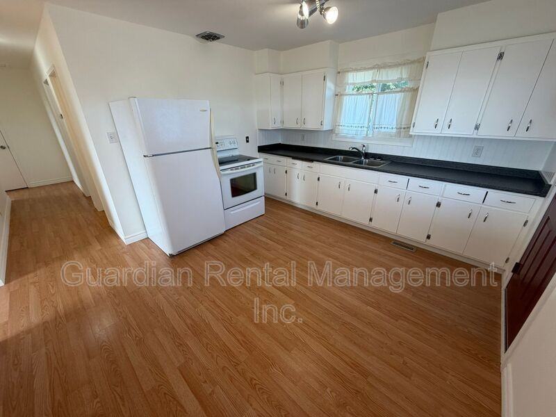 390 Elliott St - Photo 7 of 20