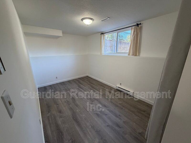 390 Elliott St - Photo 4 of 16