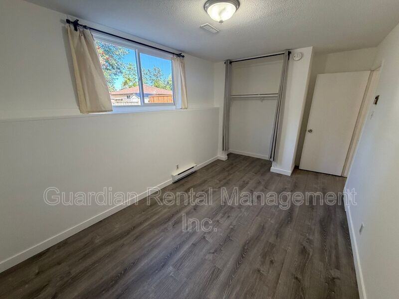 390 Elliott St - Photo 5 of 16