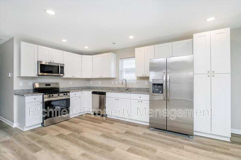 2534 Columbia Ave - Photo 4 of 32