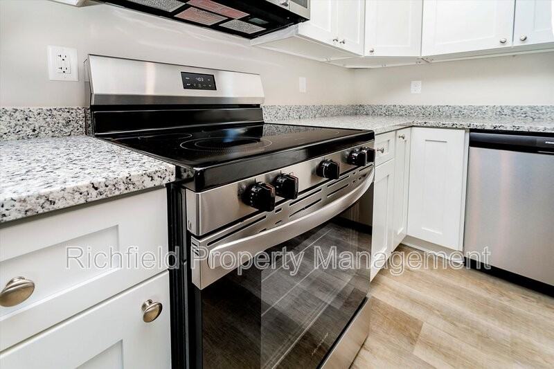 2534 Columbia Ave - Photo 7 of 32