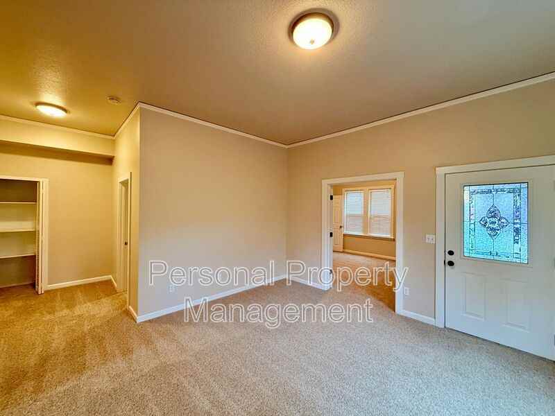 409 W Mcloughlin Blvd #1 - Photo 3 of 20