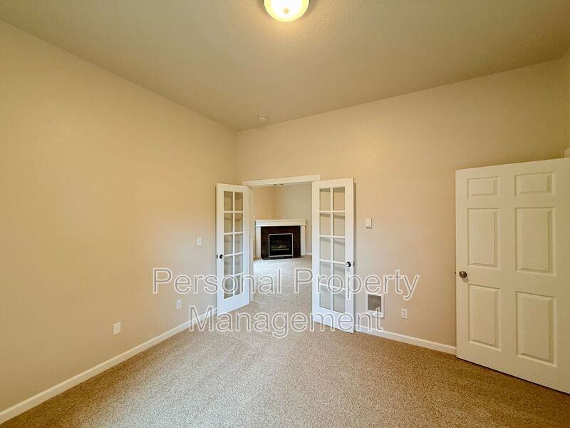 409 W Mcloughlin Blvd #1 - Photo 6 of 20