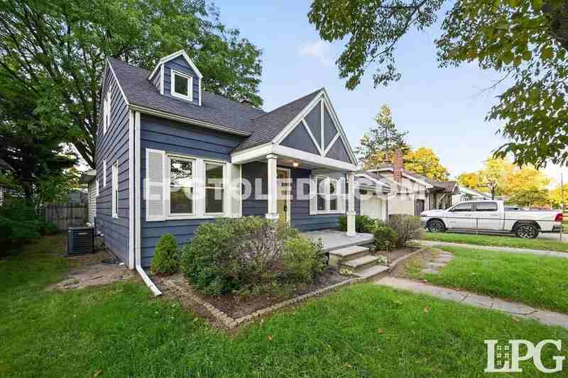 2428 Bucklew Dr - Photo 2 of 32