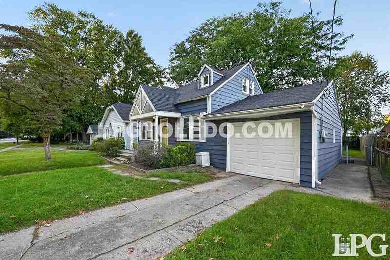 2428 Bucklew Dr - Photo 3 of 32