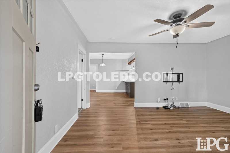 2428 Bucklew Dr - Photo 4 of 32