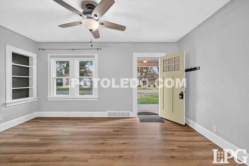 2428 Bucklew Dr - Photo 5 of 32