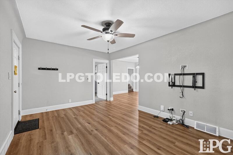 2428 Bucklew Dr - Photo 6 of 32