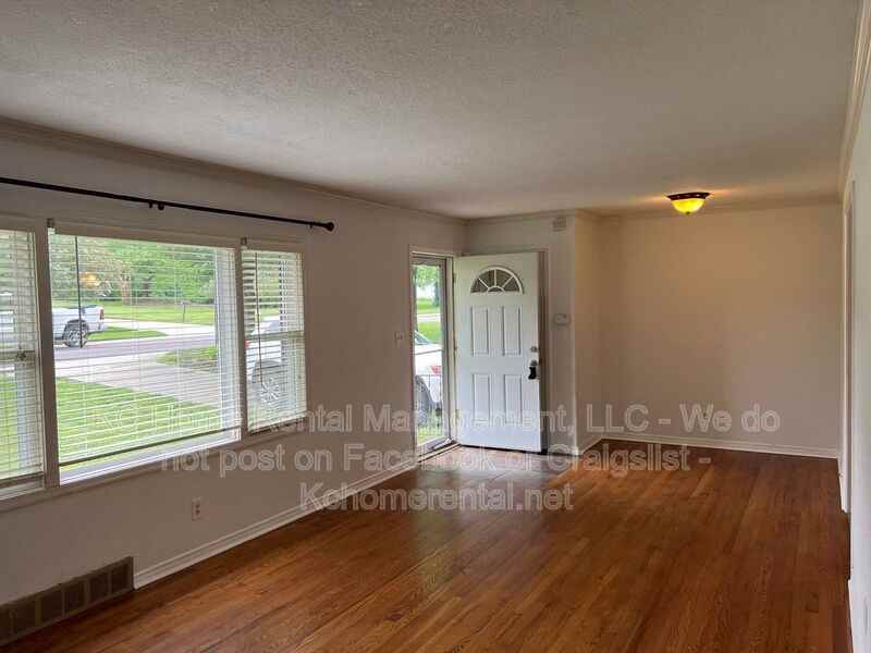 6943 Walmer St - Photo 3 of 30