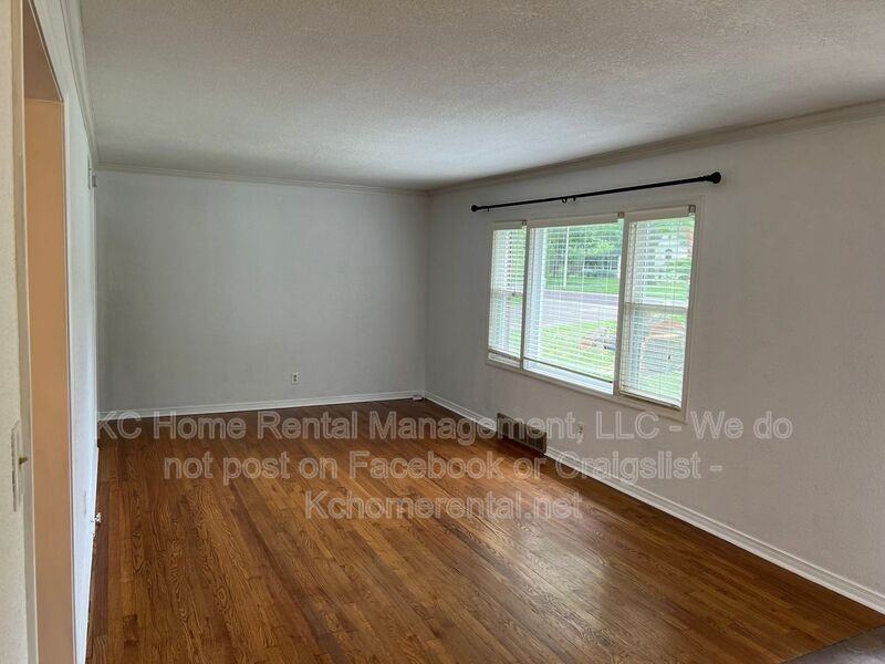 6943 Walmer St - Photo 6 of 30