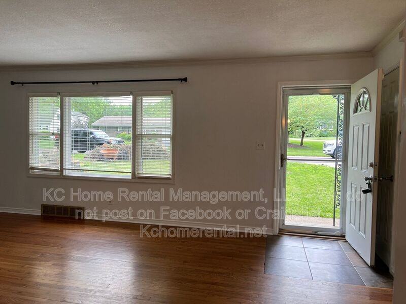 6943 Walmer St - Photo 7 of 30