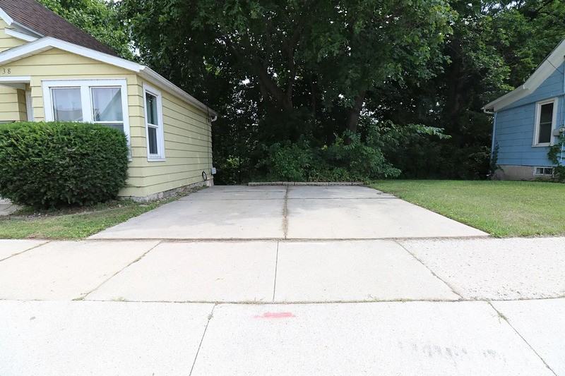 738 Broadway St - Photo 2 of 17