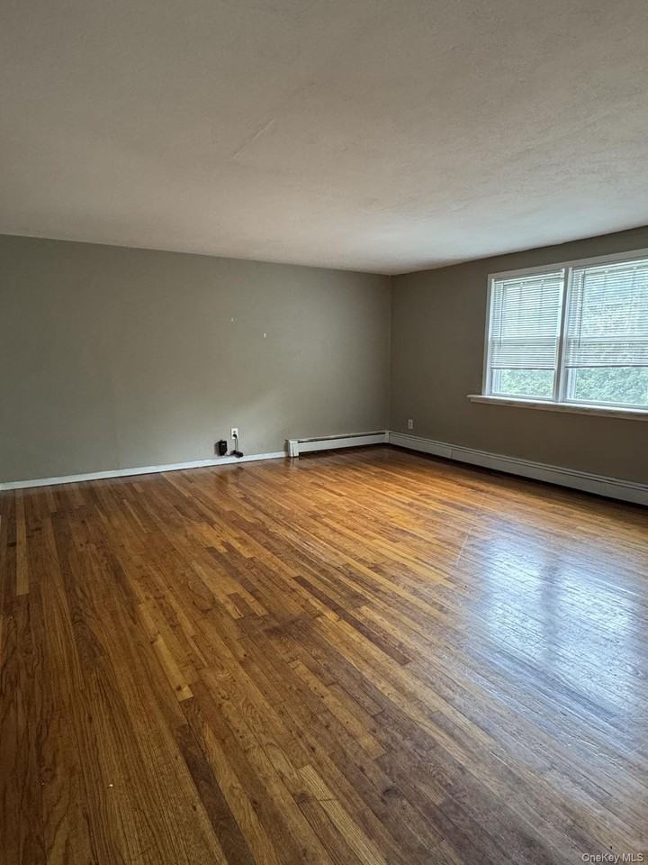 135 Waterside Ave - Photo 2 of 9