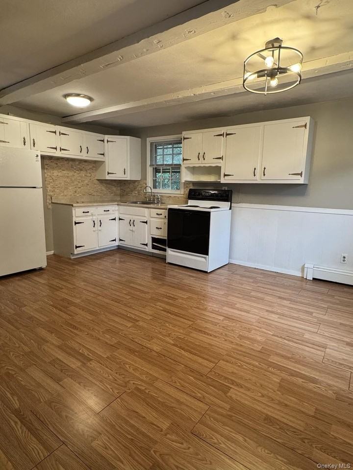 135 Waterside Ave - Photo 3 of 9