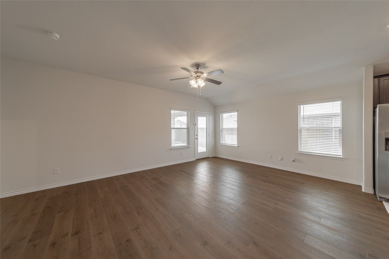 2044 Hearn Dr - Photo 3 of 39