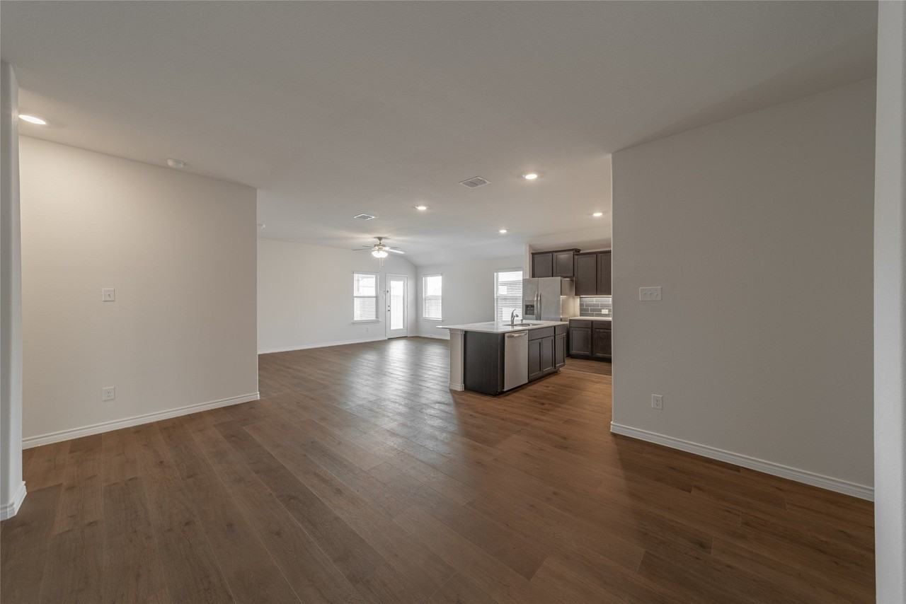2044 Hearn Dr - Photo 4 of 39