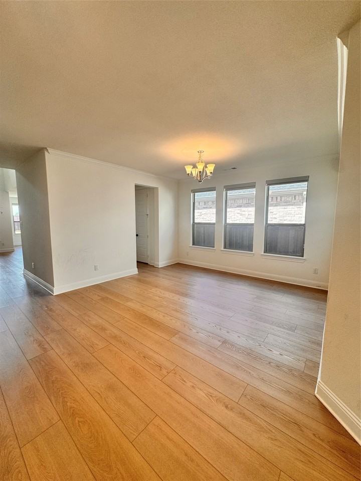 1013 Tullow Dr - Photo 6 of 36