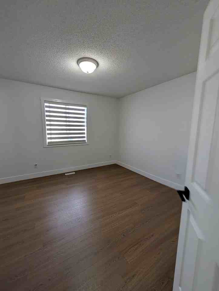 239 Martinvalley Cres Ne - Photo 4 of 12