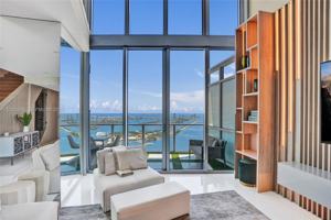 featured image of NE 11th St & Biscayne Blvd