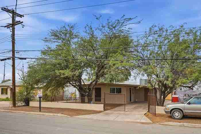 3235 N Los Altos Ave - Photo 3 of 43