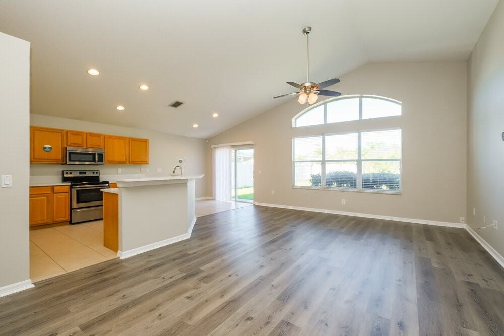 23217 Bayou Grove St - Photo 4 of 15