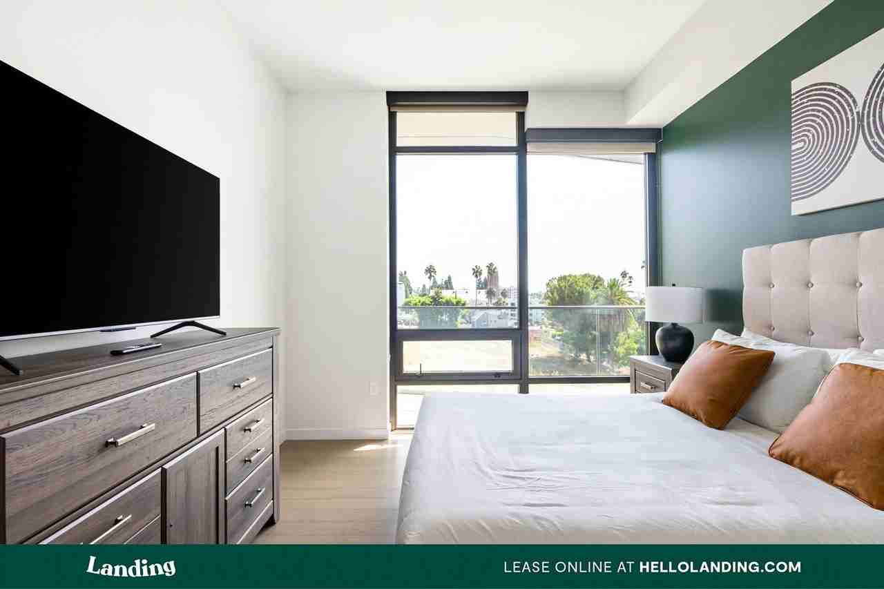 1755 Argyle Ave - Photo 4 of 50