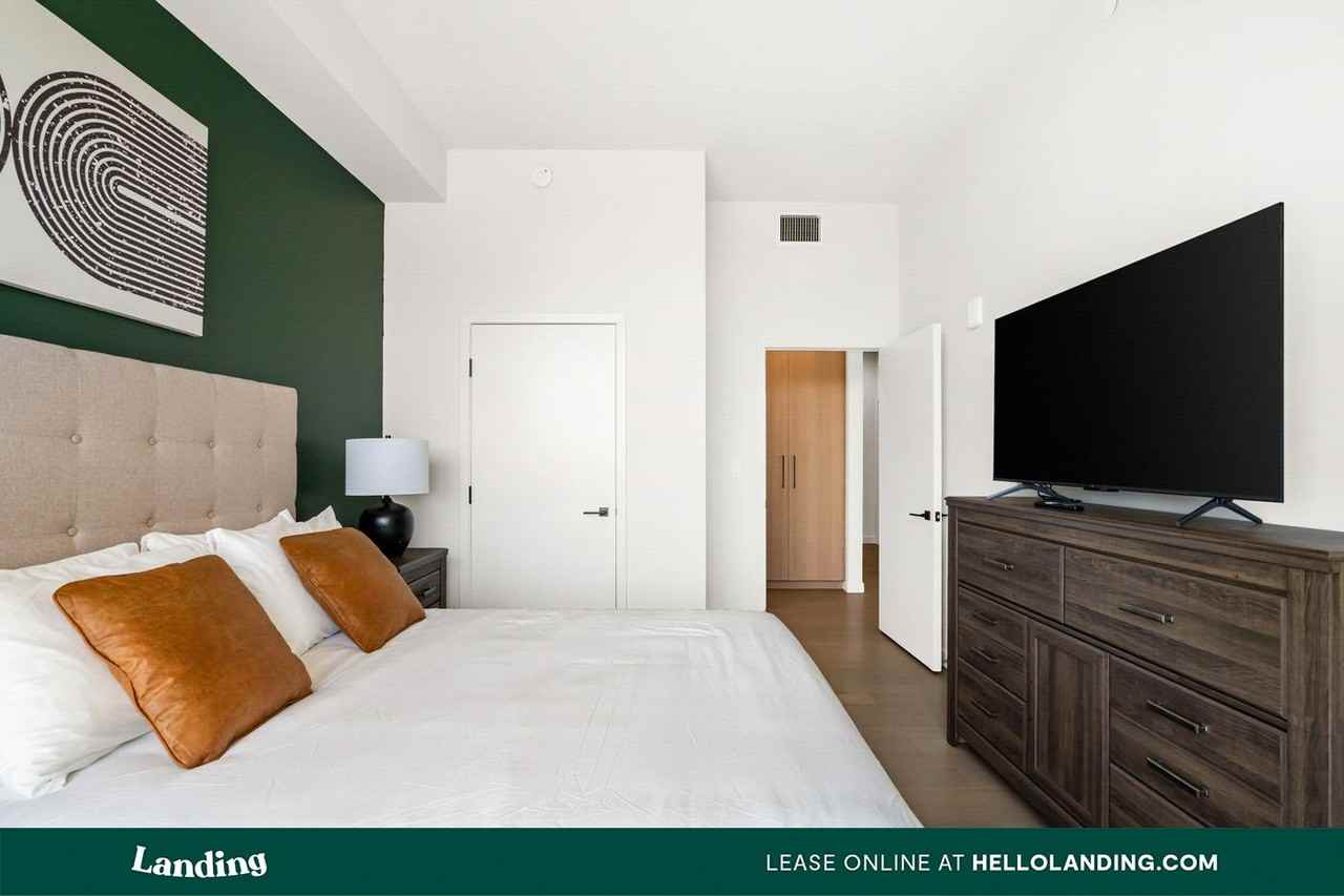 1755 Argyle Ave - Photo 5 of 50