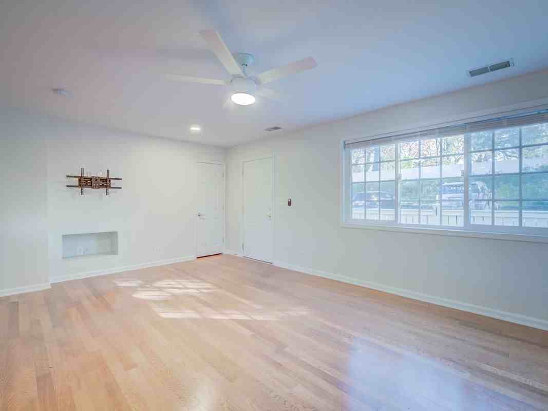5210 Maris Ave - Photo 6 of 37