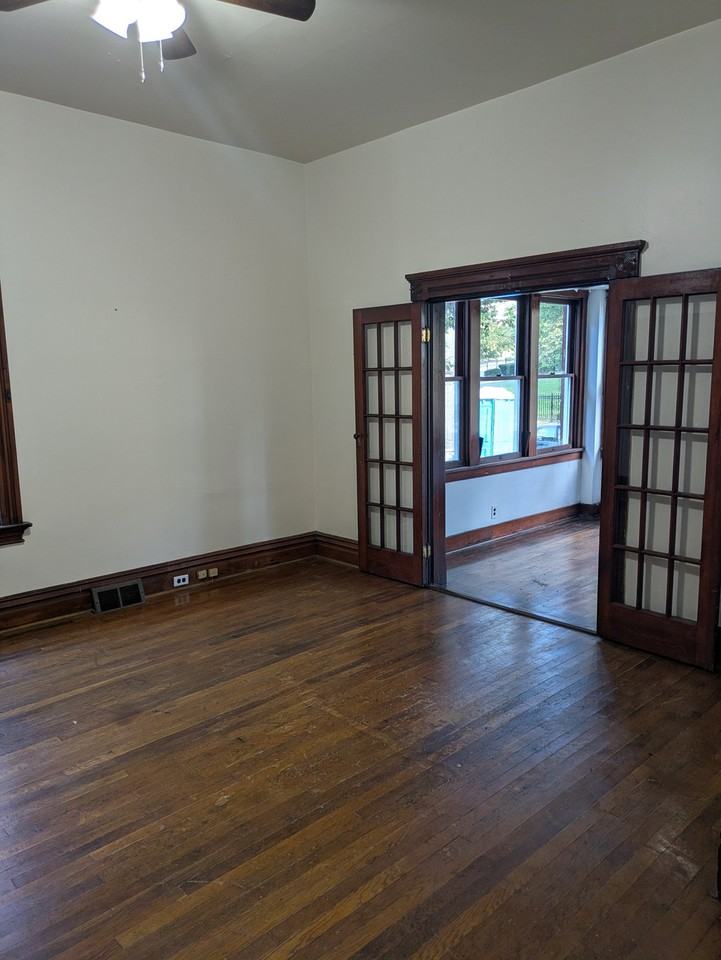 315 E Swissvale Ave - Photo 6 of 17