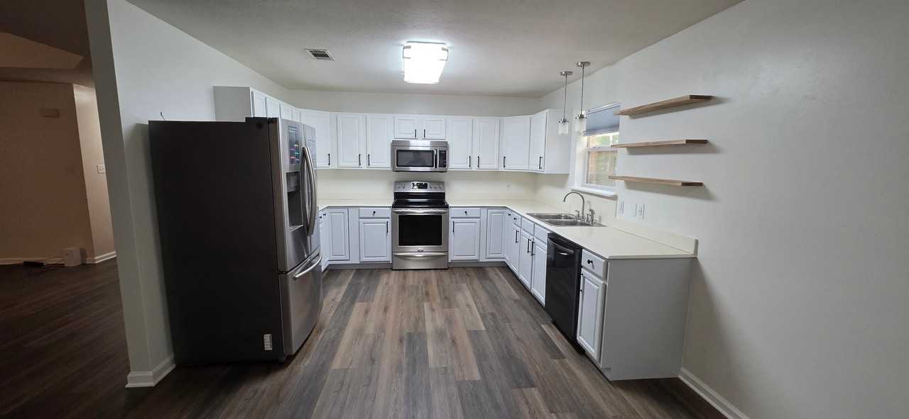2216 Mustang St - Photo 3 of 20