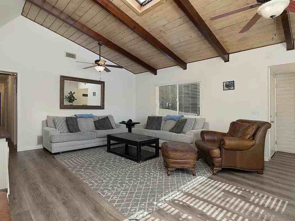 8422 Wenatchee Ave - Photo 6 of 24