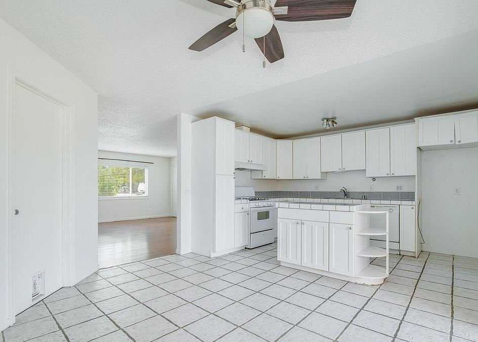 1409 W College Ave - Photo 5 of 21