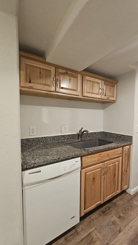 512 E St - Photo 4 of 39