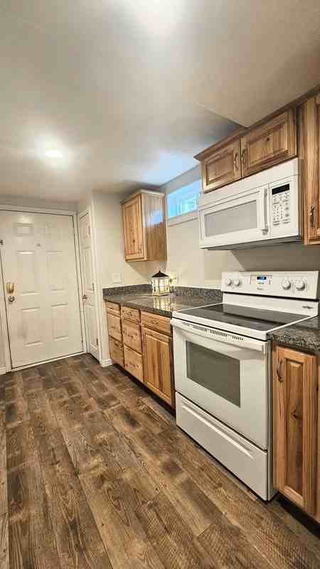 512 E St - Photo 7 of 39