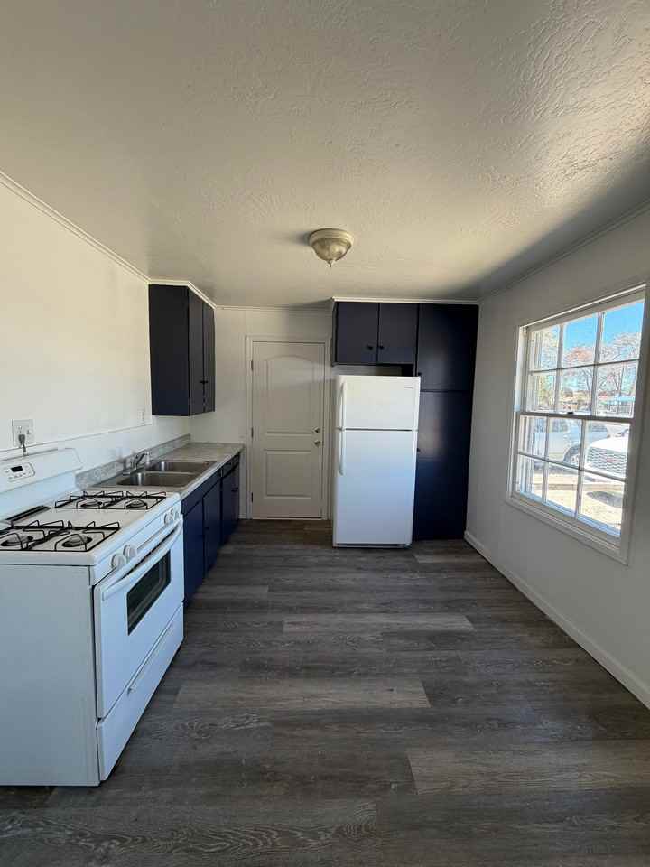 125 W D St - Photo 3 of 6
