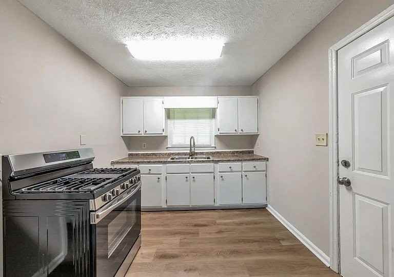 118 Victor Cir Nw - Photo 3 of 11