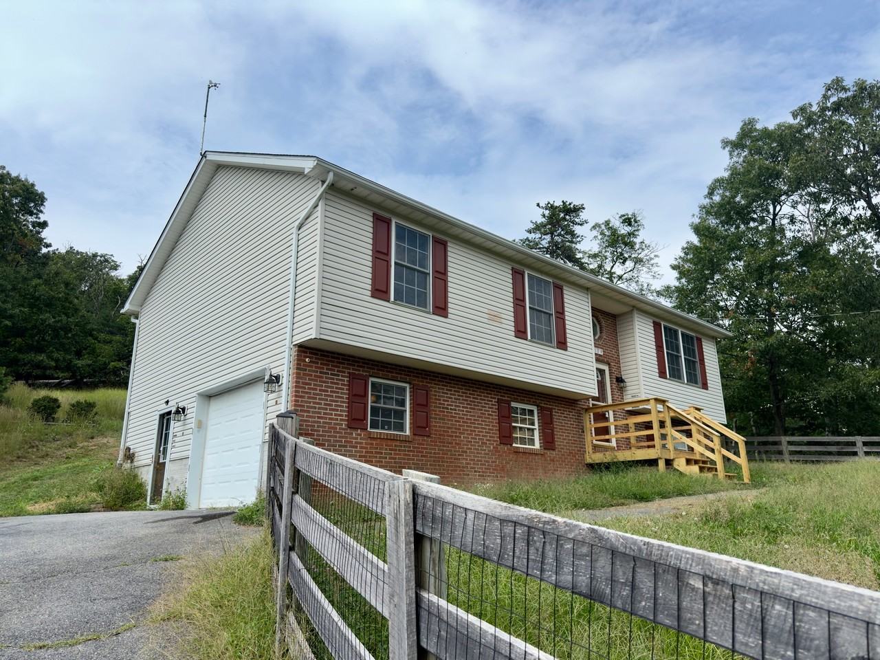 104 Willow Trl - Photo 2 of 11