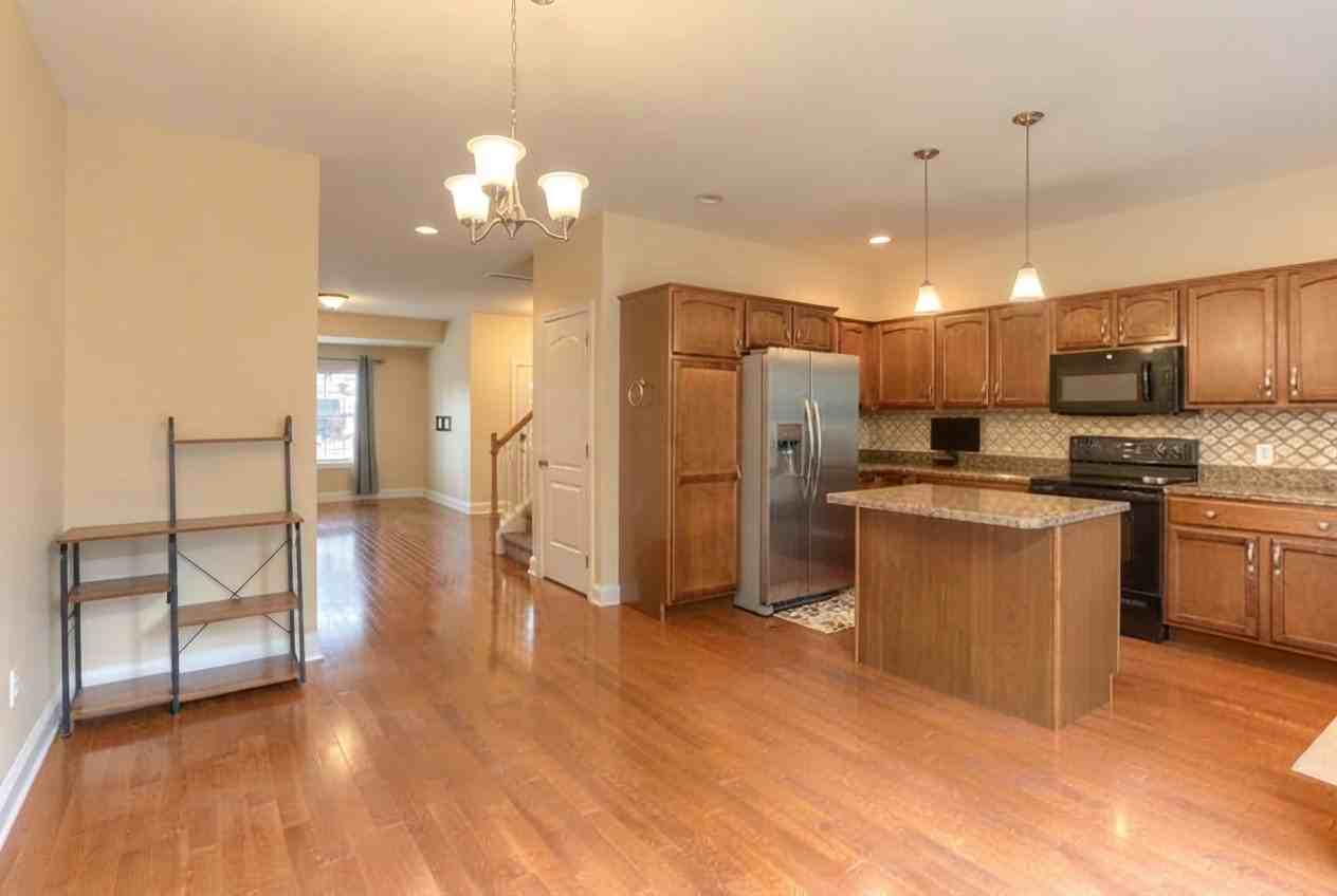 716 S 82nd St - Photo 5 of 20