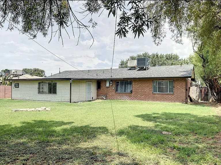 4437 E Clarendon Ave - Photo 4 of 19