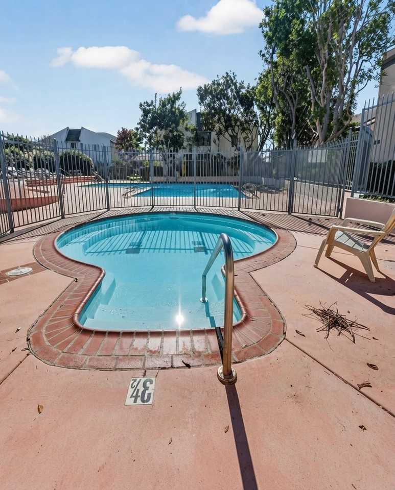 3246 Ashford St #D - Photo 2 of 9