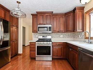 16203 Fox Ct - Photo 3 of 20