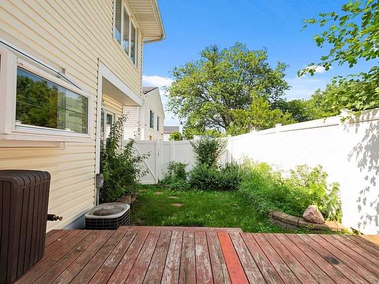 16203 Fox Ct - Photo 6 of 20