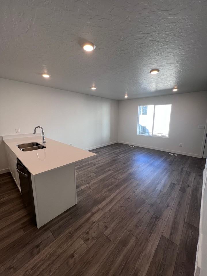 8446 W Meadow Bank Way - Photo 4 of 14