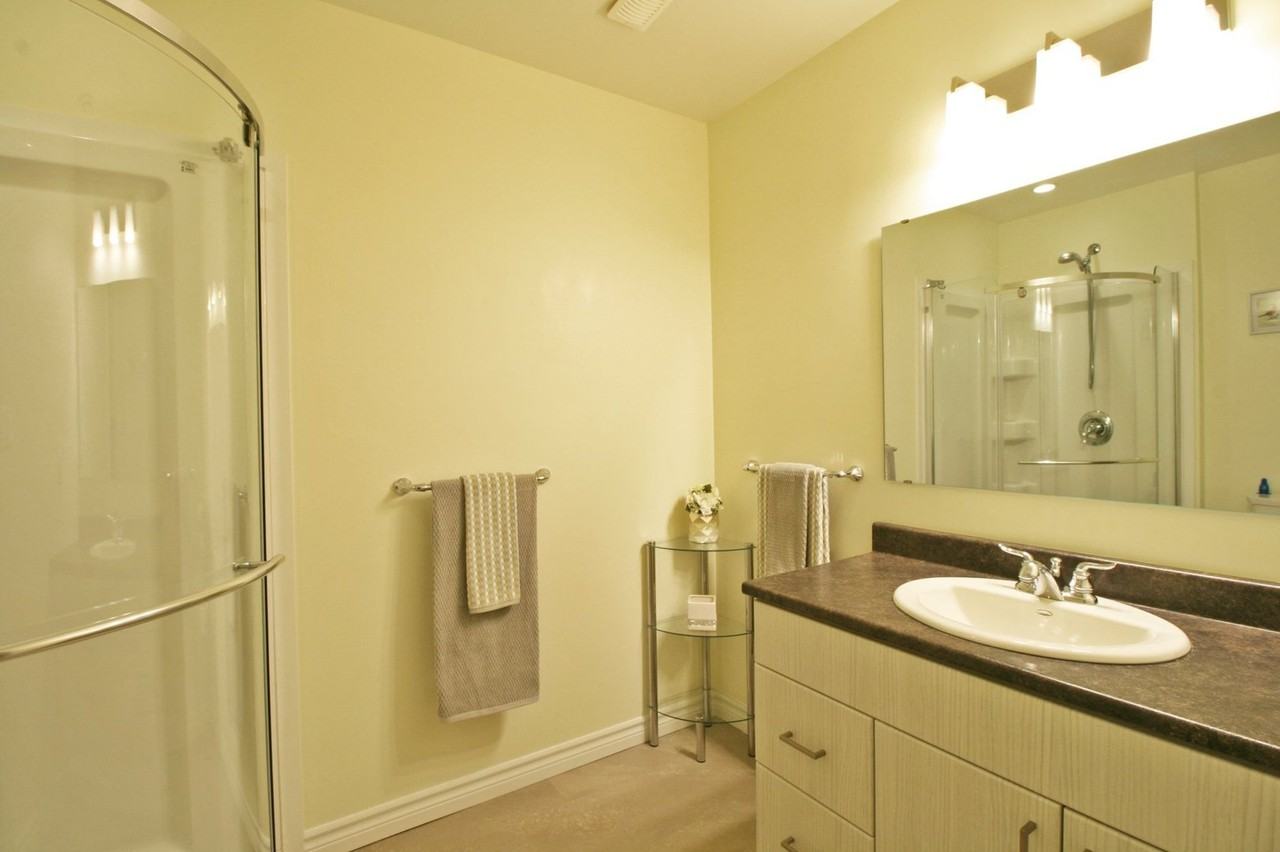 1053 Waterbury Cres - Photo 3 of 6