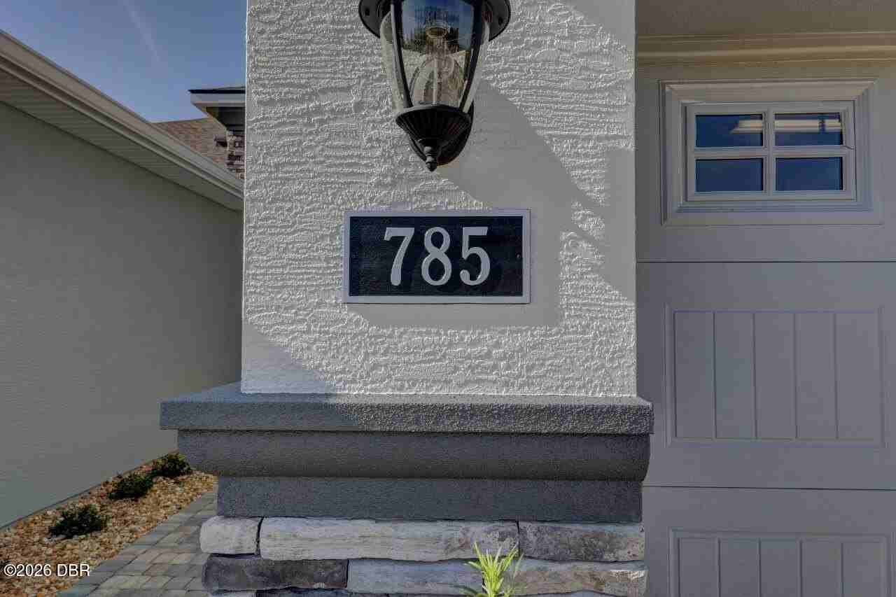 785 Aldenham Ln - Photo 3 of 46